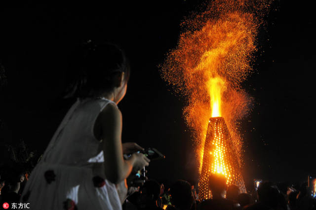 "烧番塔"是广东省佛山,肇庆很多村庄的中秋传统节目,在南海丹灶