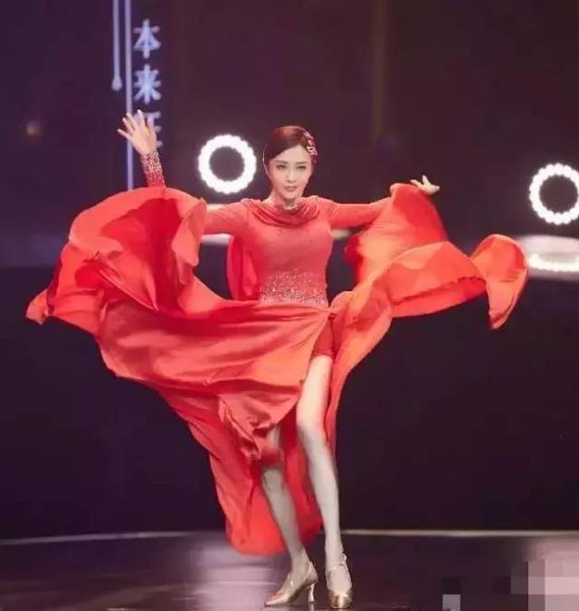 董洁黑丝爵士舞完胜秦岚,网友:这点小动作ab至于张嘴惊讶吗?