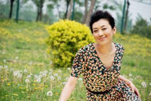 2001年,进入吉林省电视台,主持《直播早