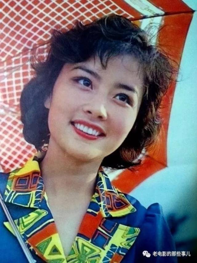 而微卷的短发仿佛是那个年代女明星的标配,张金玲,赵静,赵娜,高英等