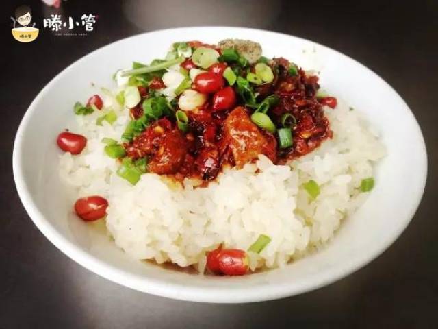 贵州名小吃之盘州辣鸡糯米饭唤醒上班族清晨食欲简单却不随意