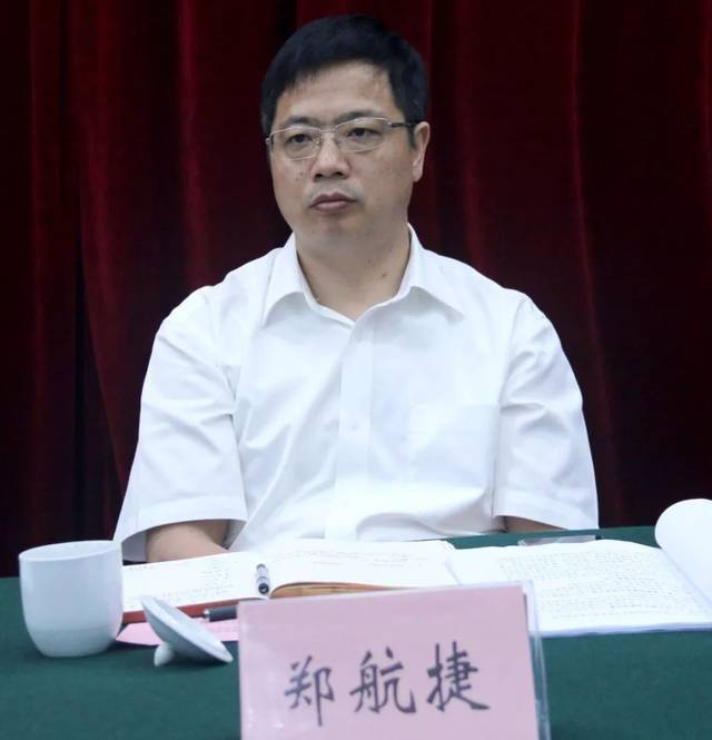 县人民法院院长郑航捷出席.