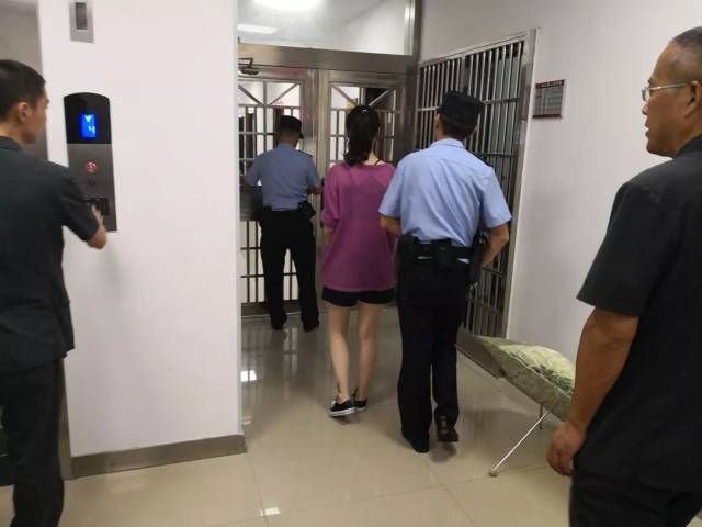 执行干警将被执行人王某拘传至法院