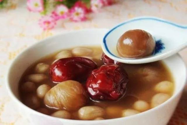 红枣花生龙眼汤