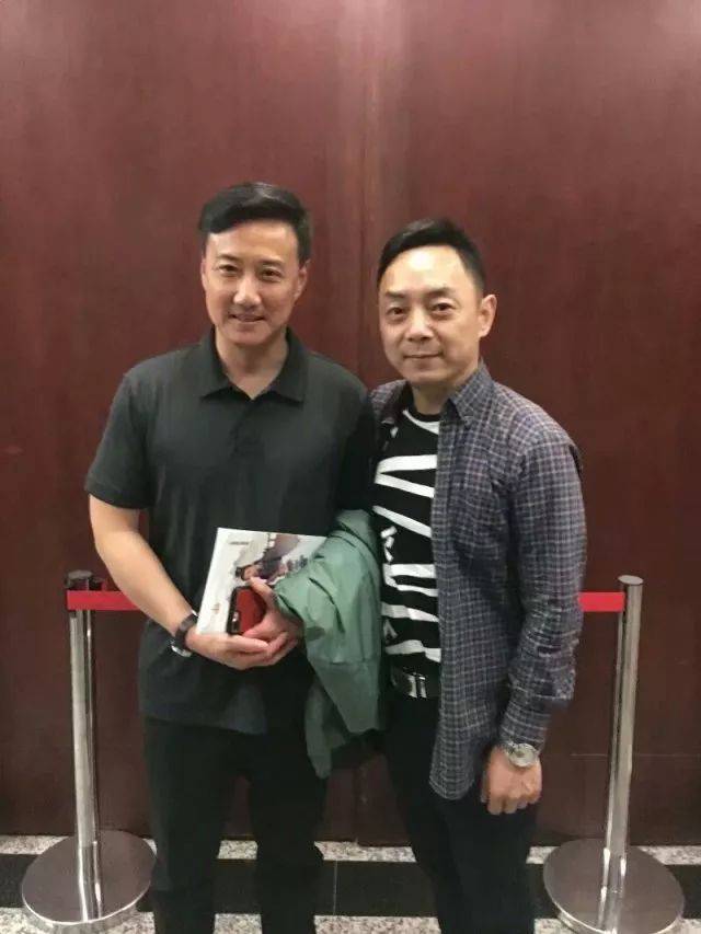 与"扬剧王子"李政成合影 吴铁军说,在他的从艺道路上,有三个贵人,对他