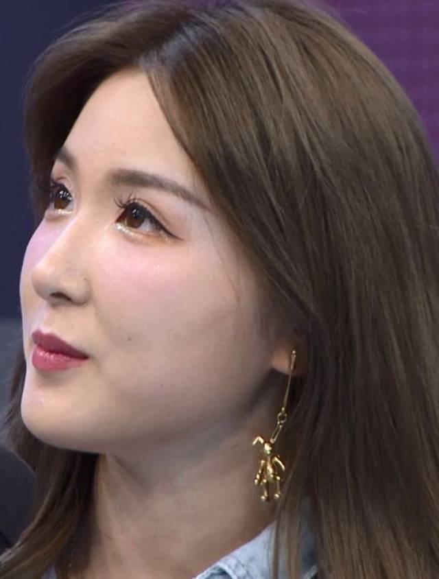 节目 | 她现场示范挤脓包痘的正确姿势,竟然引起