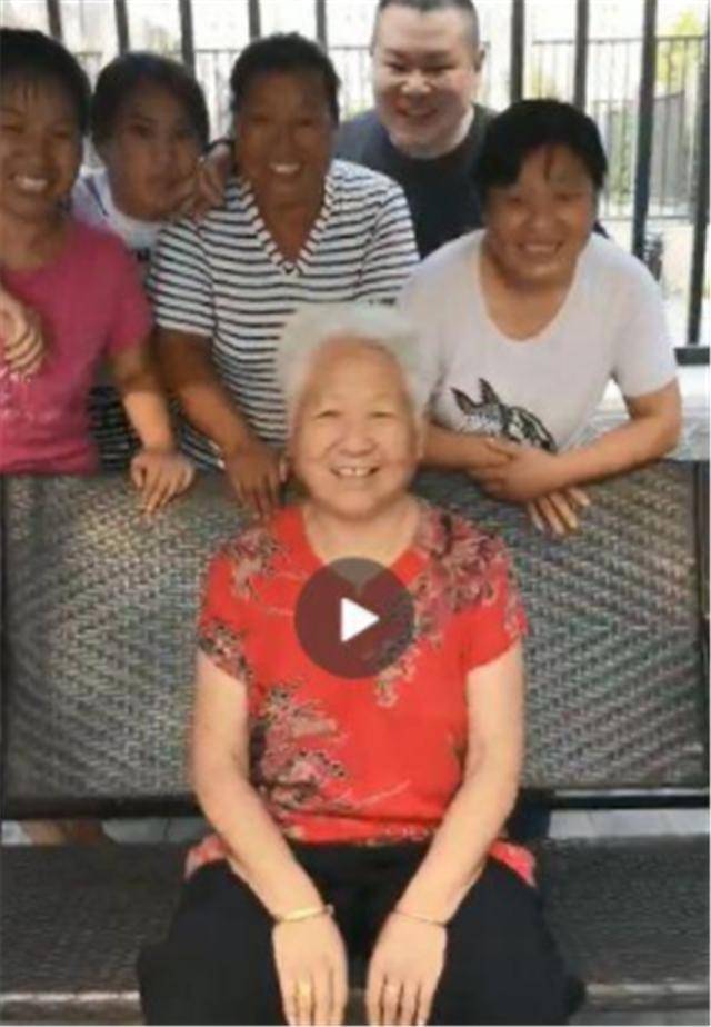 并且就从一张全家福并不能够得出岳云鹏是否炫富的结论,其母亲戴上一
