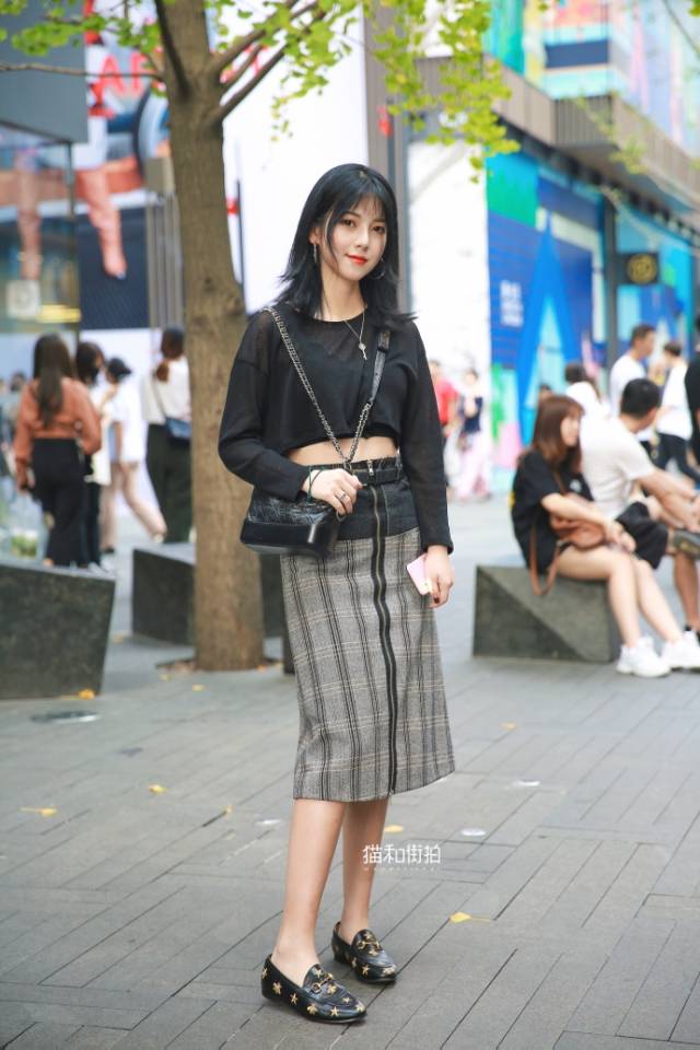 街拍:微胖身材的美女,穿衣特别有型,完美诠释好身材