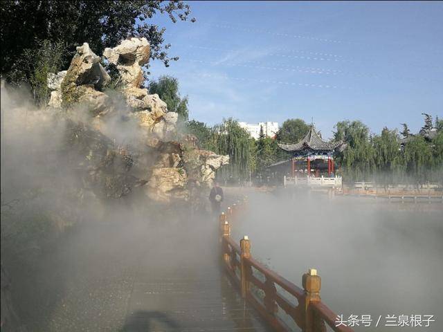 秋天的兰州西固 金城公园 风景特别美 引来不少人拍照留影