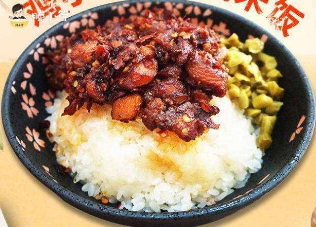 贵州名小吃之盘州辣鸡糯米饭唤醒上班族清晨食欲简单却不随意