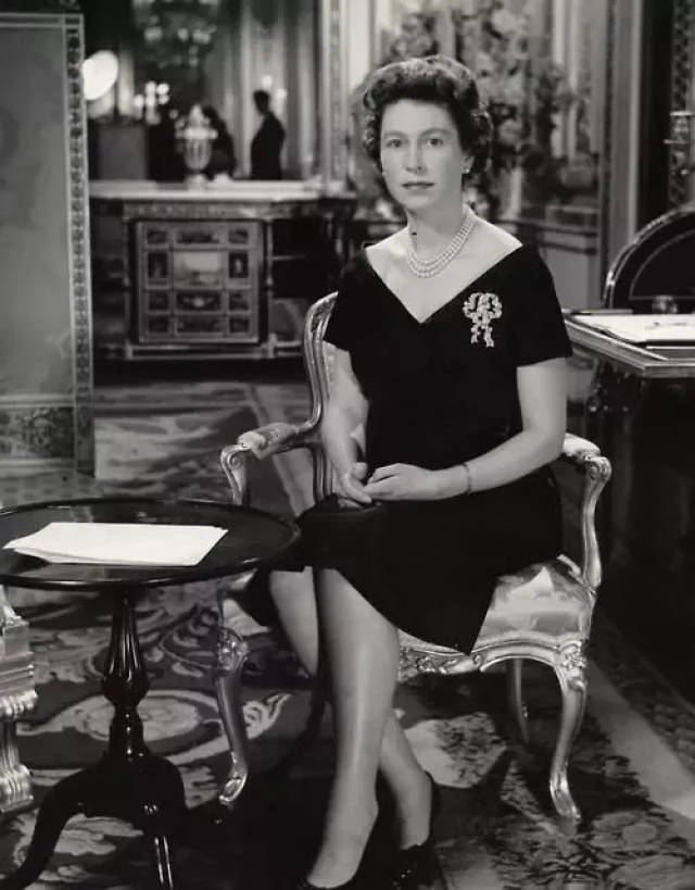 双脚平放是最容易的优雅坐姿,英国皇室从女王到王妃最常用的就是这种