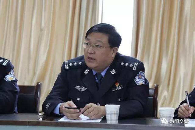 汾阳市公安局党委副书记,政委续澎奇在交警大队调研指导工作