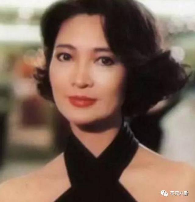 在不懈的努力下,秦祥林最终抱得美人归,在1975年10月和萧芳芳结婚.