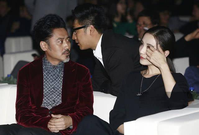 吴秀波与黄海波同框出席,吴秀波满面春光与女星聊天,他却无人理