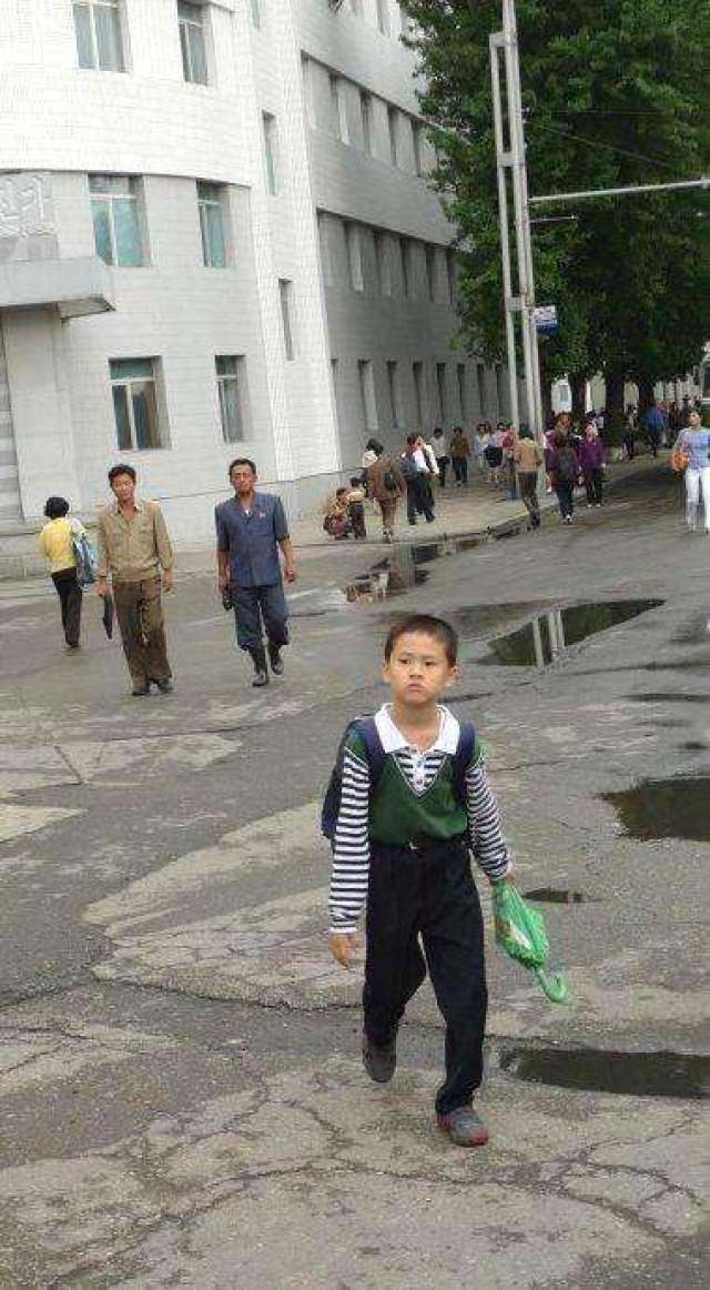 朝鲜小孩独自上下学,导游说很正常,街上没坏人