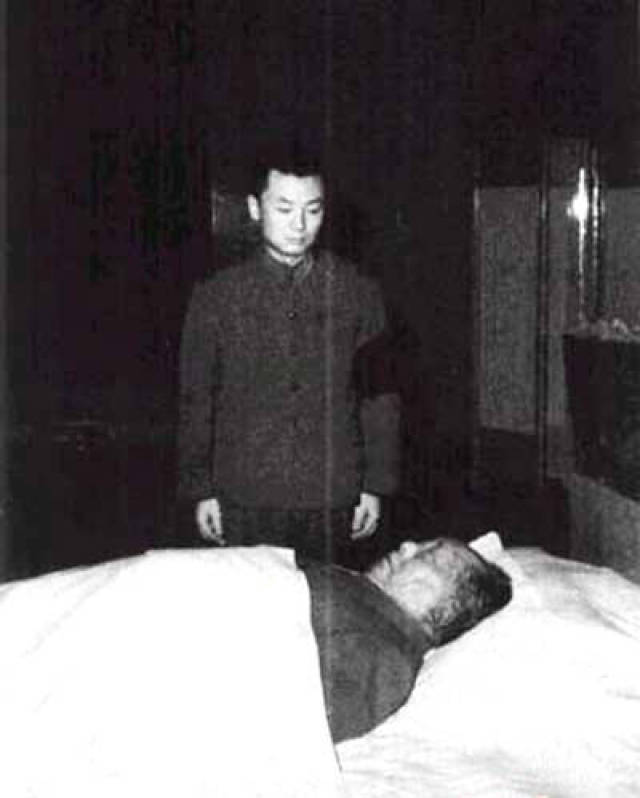 贺麓成(本名毛岸成)则是毛泽东小弟弟毛泽覃之子.