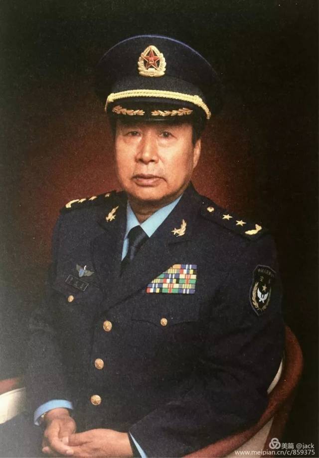 西海岸新区走出去的蓝天雄鹰——记空军中将李永金