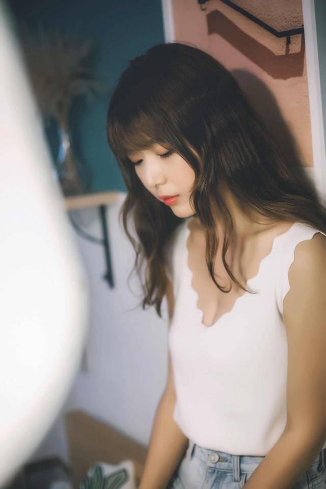 童颜美女包臀裙短袜秀清纯, 好身材却被小背心暴露性感美丽藏不住