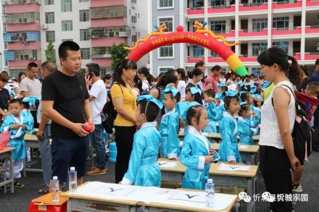 忻城实验小学上演古装大戏,学生齐穿汉服,究竟是在干嘛?