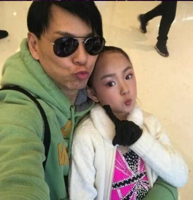 当年莫少聪与比自己小22岁的妻子洪雁的婚姻依旧没能逃离年龄鸿沟的