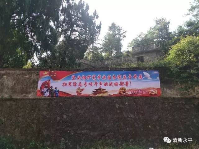 通过播放led显示屏,张贴标语,悬挂横幅等方式营造浓厚氛围;各村组织
