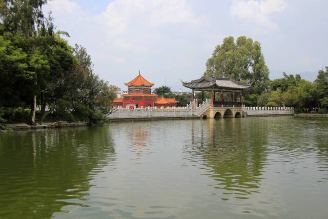 位于市中心的南湖,是蒙自市区现有的最美丽景点之一,当地人更是把