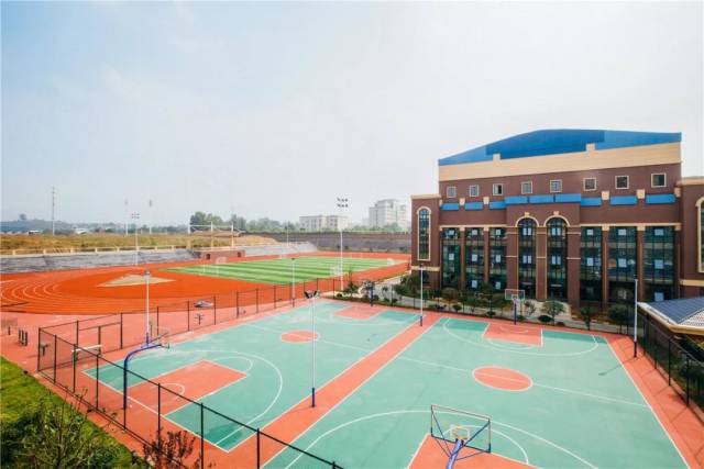 鹤城区碧桂园小学 鹤城区碧桂园小学是怀化市碧桂园房地产开发商公司