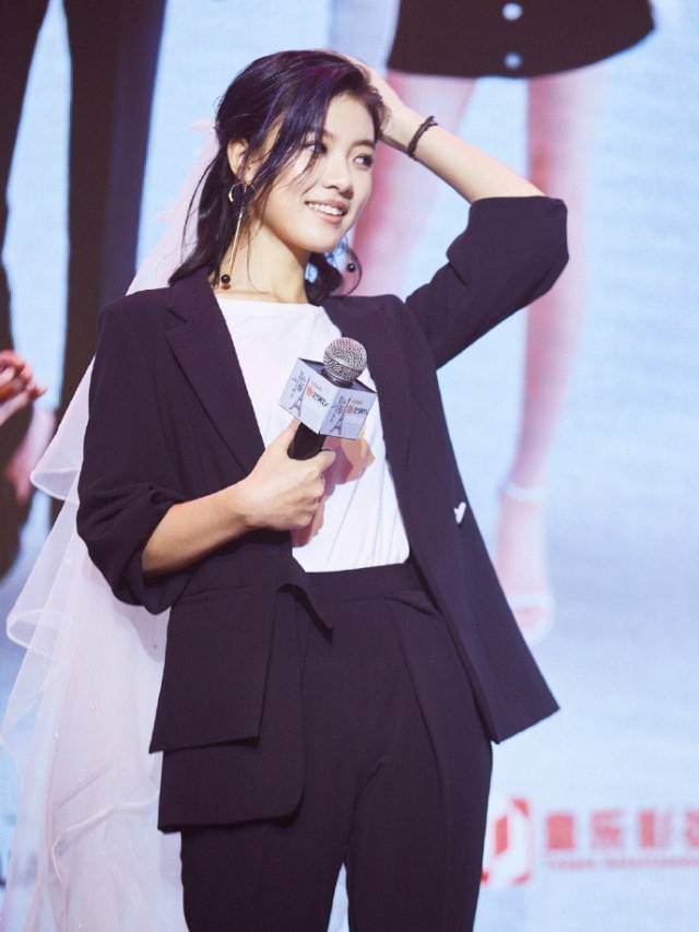《黄金兄弟》女主演张雅玫,获张翰力捧开启霸屏,这是要火的节奏?