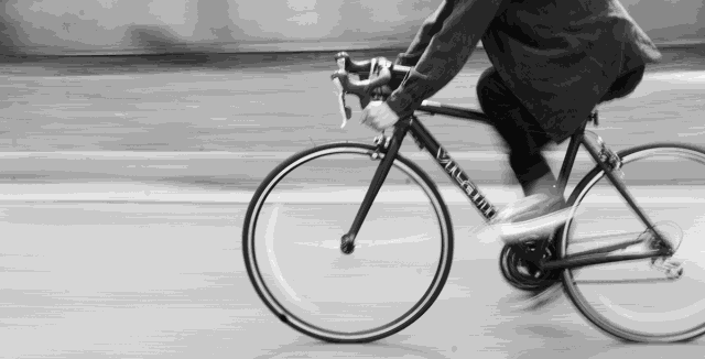 comment :之前师兄买了新自行车之后,都是小心翼翼的停在教学楼负一