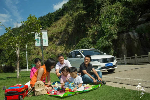 拿出准备好的野餐,一家人席地而坐,享受这闲暇惬意的亲子时光.