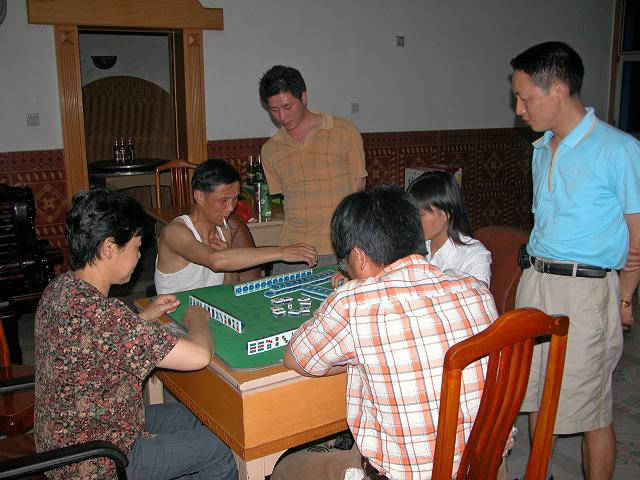 在棋牌室打麻将没事,在农村打牌却要罚款,为啥?专家说出了重点