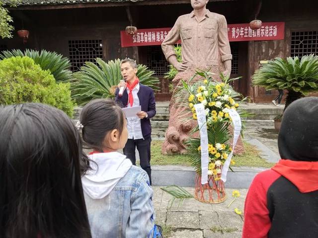 李老师对万涛烈士的英雄事迹进行讲解