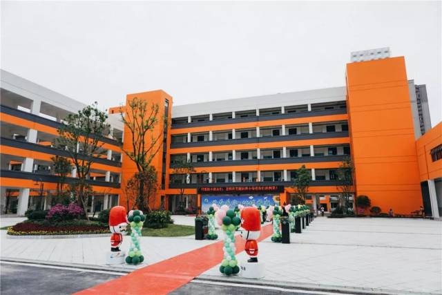 鹤城区碧桂园小学 鹤城区碧桂园小学是怀化市碧桂园房地产开发商公司