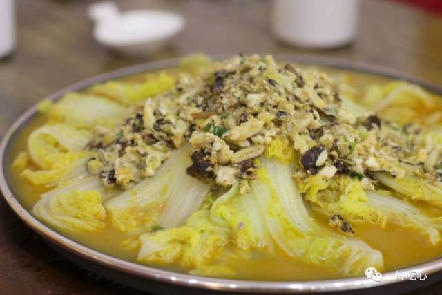 好,那么招牌菜滚一轮: 蟹黄娃娃菜,68块而已,蟹粉堆成了小山.