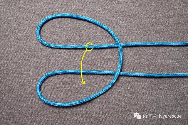 方法 瓶口结是先将绳子对折,然后再对折,形成两个绳圈,绳圈重叠交叉