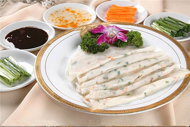 煎饼卷菜是陕西地区非常常见的一款家常小吃,常见于家庭中或者早餐店