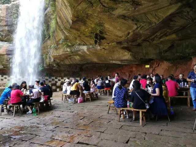 餐饮,住宿:中湖山庄做为迎龙峡景区的配套,隶属于重庆迎龙峡生态旅游