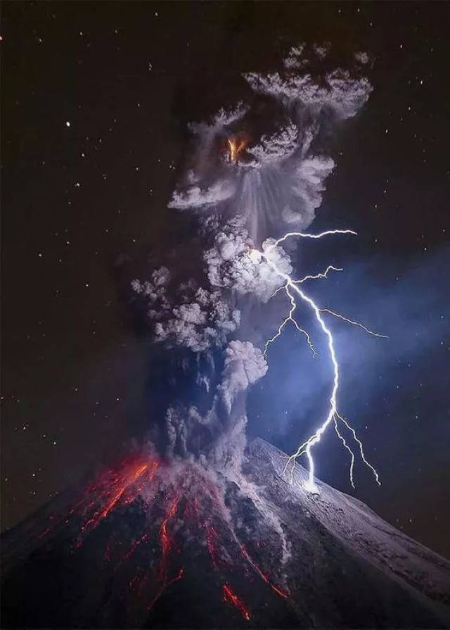 火山爆发,闪电与烟尘形成这一壮观景象