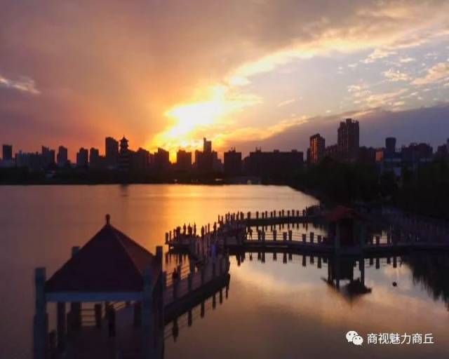 柘沟春水柳如烟,四面堤高和翠莲。每向城头频极目,半篙新绿打鱼船。这是古代文人笔下的柘城。如今的柘城,不仅有七台八景入画图的古风文韵,也有一城春色半城湖的生态宜居,更有小微粉变成大产业的现代传奇。下面,请大家跟我一起走进柘城、了解柘城、感悟柘城。 钻石之都 闪耀全国 活力柘城 崛起中原 岁月峥嵘,物换星移,多年以来,坚强勇敢的朱襄氏儿女咬紧金刚石这颗工业的牙齿,把金刚石这篇文章做得风生水起。