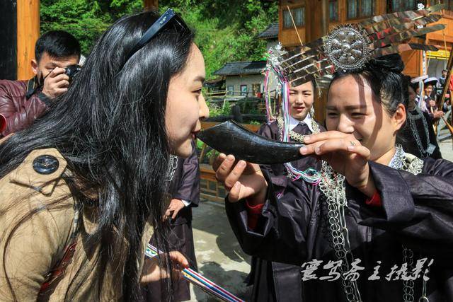 一定不能用手去扶那牛角哦,否则你必须把那一牛角的酒全部喝完,我这位