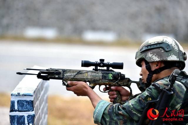 9月26日,在个人全能课目中,参赛队员在进行弓弩射击.曹峰摄