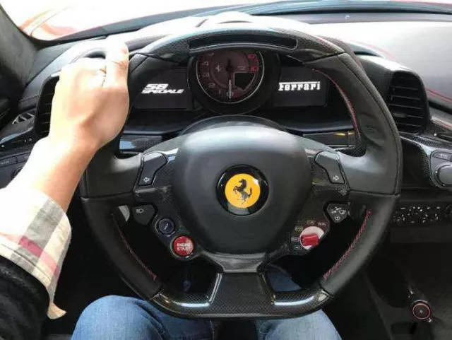 单手开法拉利什么意思