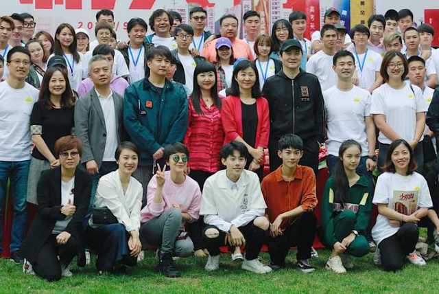 《小别离》姊妹篇《小欢喜》开机 演员周奇清爽亮相引
