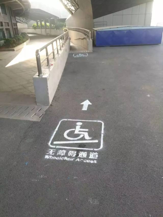 中心广场彩旗布置,各通道处无障碍标识设置 市体育馆