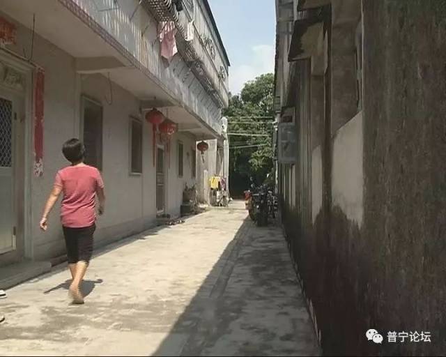 小烨的奶奶回家里给孙女拿东西时,还看到小烨坐在巷子里端碗吃水果