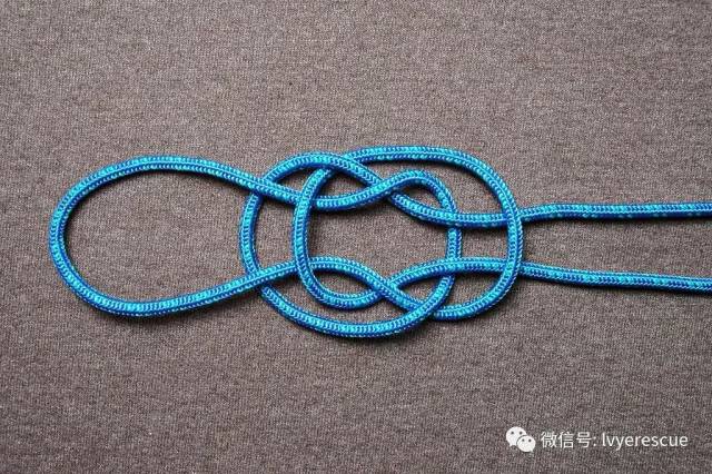 方法 瓶口结是先将绳子对折,然后再对折,形成两个绳圈,绳圈重叠交叉