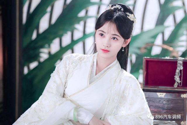 鞠婧祎,这个名字也是非常复杂了,打眼一看好像全都很熟悉,但是真正能