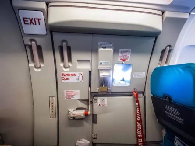 印度一男子高空试图打开飞机紧急出口吓坏其他旅客