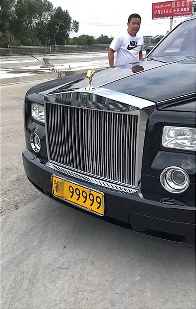 浙江偶遇千万劳斯莱斯,车牌挂黄牌不带8,却比88888还霸气-汽车频道-手