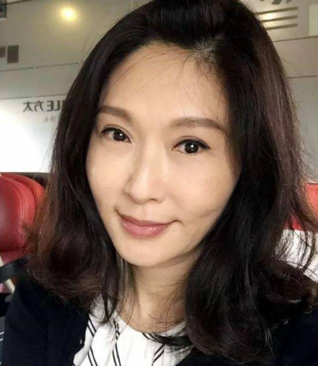 看完张玉嬿年轻时和慢慢老去的照片,才明白美人迟暮也还是美人!